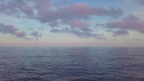 Farbenfrohe-Luftaufnahme-Des-Sonnenuntergangs-Am-Meer