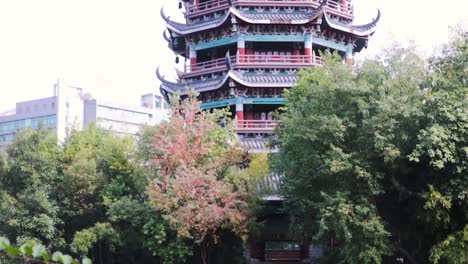 Ein-Blick-Von-Unten-Nach-Oben-Auf-Den-Mondturm-In-Guilin-In-China