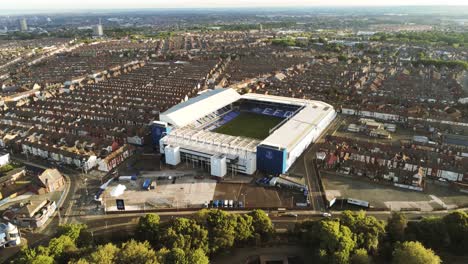 Ikonisches-Stadion-Des-Goodison-Everton-EFC-Football-Club-Aus-Der-Luft,-Hohe-Umlaufbahn,-Rechte-Ansicht-Bei-Sonnenaufgang