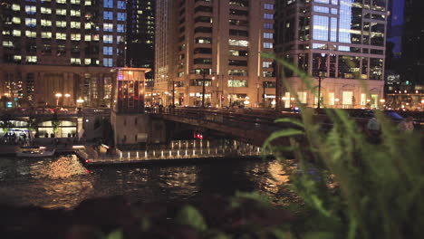 Chicago-River-Bridge-überquert-Nachts