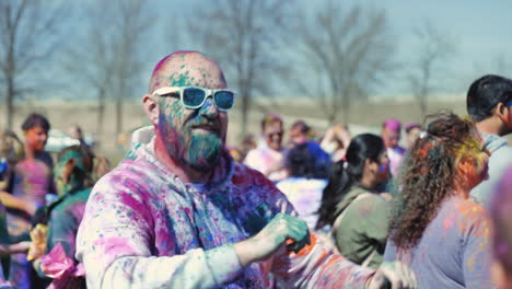 Colorful-dancer-with-sunglasses-at-Holi-festival
