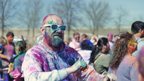 Bunte-Tänzerin-Mit-Sonnenbrille-Beim-Holi-Festival