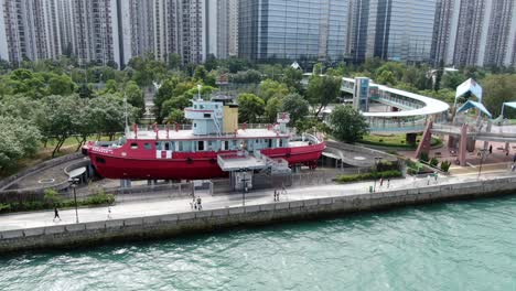 Hong-Kong-Waterfront-Fuera-De-Servicio-Fireboat-Museo-Y-Galería-De-Exposiciones-Que-Lleva-El-Nombre-De-Alexander-Grantham,-Vista-Aérea