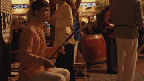 Macho-Adulto-Tocando-Música-Tradicional-Vietnamita-En-La-Calle