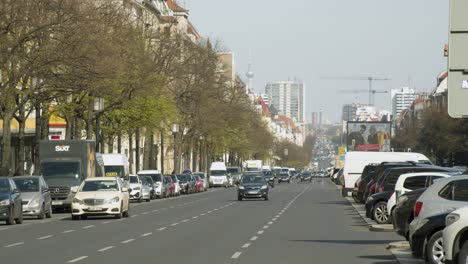 Zeitraffer-Von-Autos-Im-Stau-Auf-Der-Straße-In-Berlin-Während-Der-Hauptverkehrszeit
