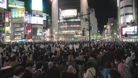 Eine-Große-Menschenmenge-Versammelte-Sich-Während-Der-Halloween-Nacht-In-Tokio,-Japan,-Am-Shibuya-Kreuzung-–-Totale