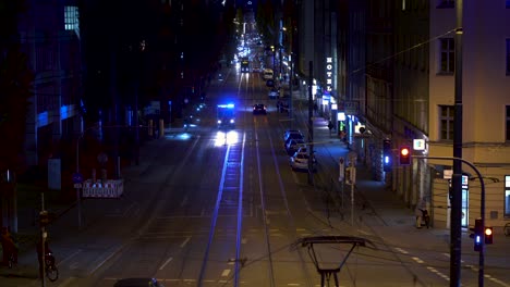 Krankenwagen-Mit-Blinkendem-Blaulicht-Fährt-Nachts-Durch-Die-Stadt