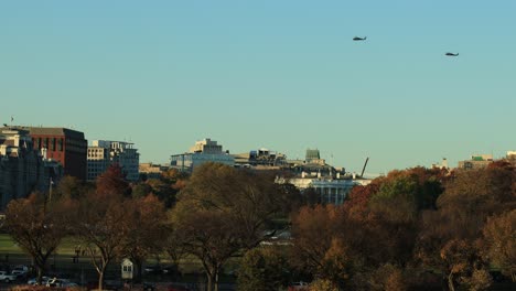 Zwei-Militärhubschrauber-Fliegen-Während-Eines-Wunderschönen-Goldenen-Sonnenuntergangs-über-Washington,-D.C