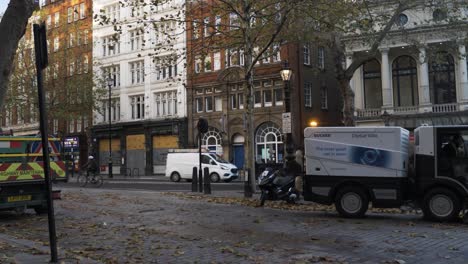 Vehículo-Barrendero-Cepillando-Hojas-Durante-El-Encierro-En-Londres