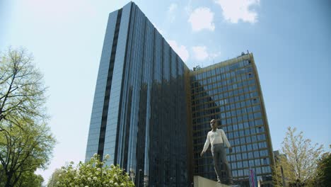 Axel-Springer-Konzernzentrale-In-Berlin,-Ein-Moderner-Turm-Mit-Berühmter-Statue