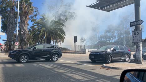 Pequeño-Incendio-Forestal-Al-Costado-De-La-Autopista