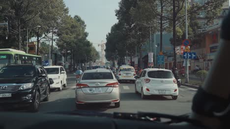 Conduciendo-Por-Las-Calles-Congestionadas-De-La-Ciudad-De-Ho-Chi-Minh