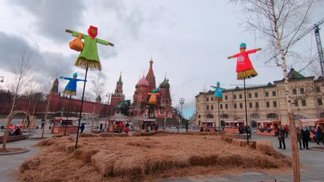 Abstrakte-Vogelscheuchenausstellung-Vor-Der-Basilius-Kathedrale-Und-Dem-Moskauer-Kreml