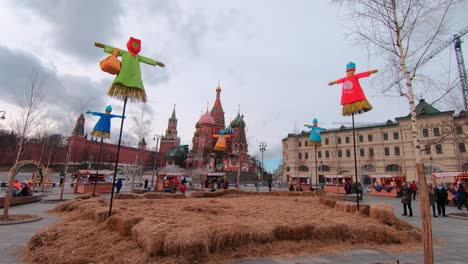 Exhibición-Abstracta-De-Espantapájaros-Fuera-De-La-Catedral-De-San-Basilio-Y-El-Kremlin-De-Moscú