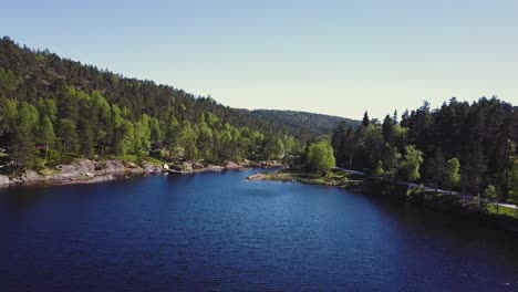 Blick-Von-Der-Drohne-Auf-Den-Blauen-See-In-Norwegen