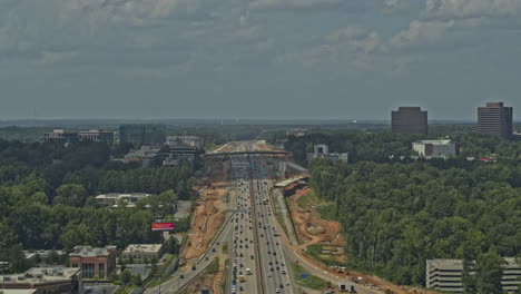 Atlanta-Georgia-Aerial-V678,-Nach-Oben-Geneigte-Aufnahme-Eines-Parks-Und-Viel-Verkehr-Auf-Der-Autobahn-–-DJI-Inspire-2,-X7,-6k-–-August-2020