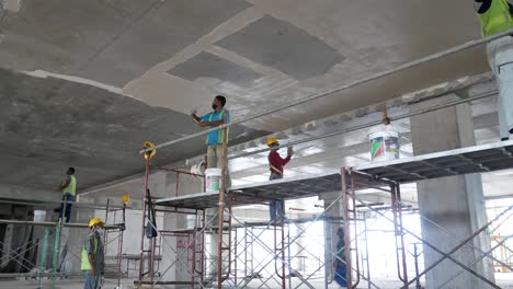 Bauarbeiter-Führen-Auf-Der-Baustelle-Deckenuntersichtsspachtelarbeiten-Durch