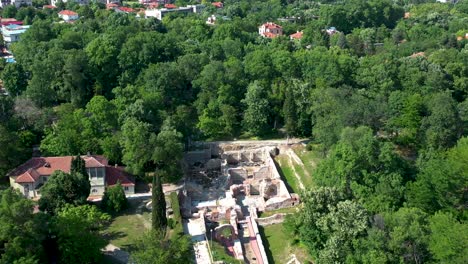 Luftaufnahme-Der-Antiken-Thermalbäder-Von-Diocletianopolis-An-Einem-Sonnigen-Tag-In-Der-Stadt-Hisarya,-Bulgarien