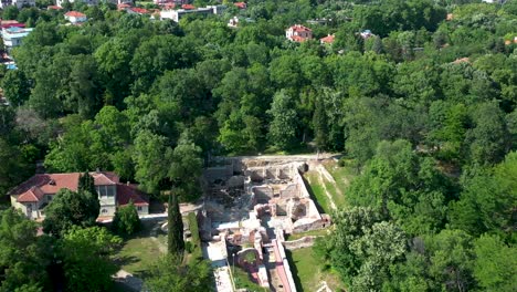 Vista-Aérea-De-Los-Antiguos-Baños-Termales-De-Diocletianopolis-Durante-Un-Día-Soleado-En-La-Ciudad-De-Hisarya,-Bulgaria