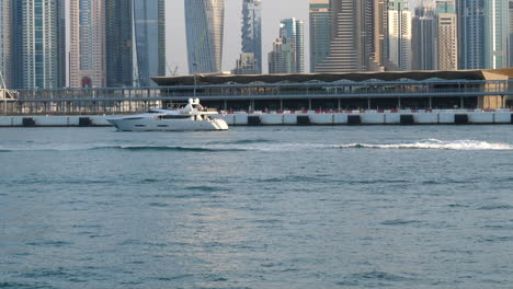 Yachten-Segeln-Vor-Der-Küste-Von-Dubai.-Statisch