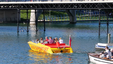 Southport,-Inglaterra,-Lago-Con-Botes,-Lago-Azul-Con-Botes-En-Southport