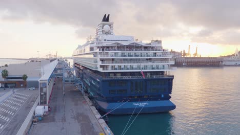 Eine-Filmische-Sonnenuntergangsansicht-Einer-Riesigen-Kreuzfahrt-Im-Hafen-Von-Barcelona-In-Katalonien,-Spanien