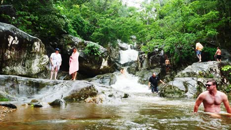 Little-Crystal-Creek,-Cascada-Y-Poza-Para-Nadar,-Esta-Popular-Poza-Para-Nadar-A-61-Kilómetros-De-La-Ciudad-De-Townsville,-Queensland,-Australia