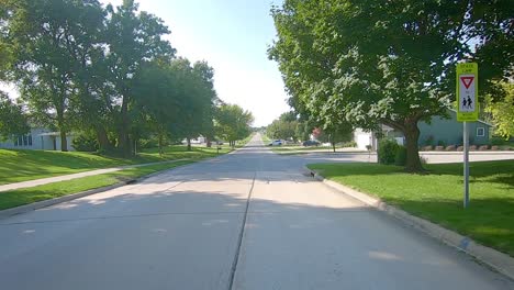 Pov-Conduciendo-A-Través-De-Una-Zona-Residencial-De-Un-Pequeño-Pueblo-De-Iowa-En-Una-Soleada-Tarde-De-Verano