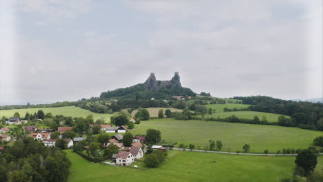 Kleines-Dorf-In-Einer-Tschechischen-Landschaft-Unterhalb-Der-Burgruine-Trosky