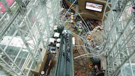 Menschen,-Die-Eine-Rolltreppe-In-Hong-Kong-Langham-Place-Benutzen,-Einem-Einzigartigen-Handels--Und-Einkaufskomplex-In-Der-Gegend-Von-Kowloon