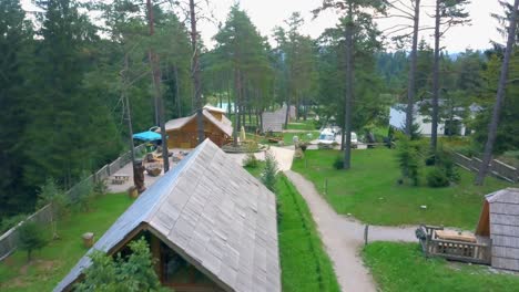 Cabañas-De-Verano-Al-Aire-Libre-En-El-Bosque-Y-El-Lago-Arriba-Ver-Un-Lugar-Tranquilo-En-Eslovenia