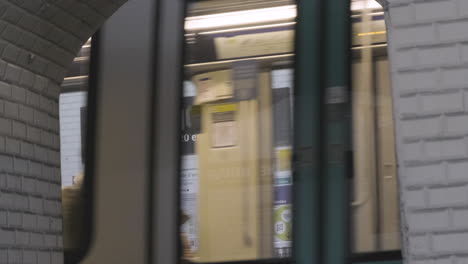 Paris,-Frankreich-–-31.-Dezember-2020:-Ein-Zug-Verlässt-Den-Bahnhof-Und-Enthüllt-Das-Entführte-U-Bahn-Schild-Mit-Der-Aufschrift-„Bonne-Nouvelle“,-Die-„gute-Nachricht“-Bedeutet