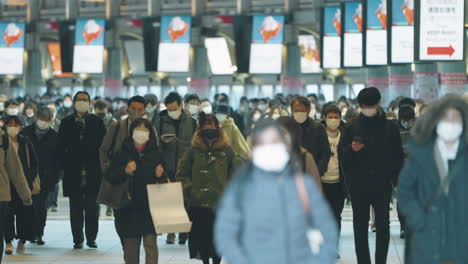 Japoneses-Con-Máscara-Protectora-En-La-Estación-Shinagawa-Durante-La-Pandemia-En-Tokio,-Japón