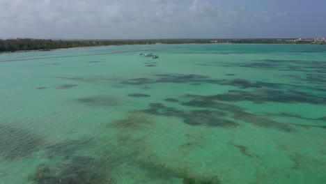 Drohnen-Epos-Rückzug-über-Dem-Tropischen,-Exotischen,-Klaren,-Türkisfarbenen-Meerwasser-Der-Dominikanischen-Republik,-Luftaufnahme