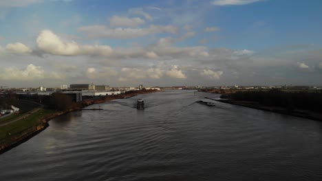 Frachtschiff-Auf-Dem-Fluss-Oude-Maas-Mit-Stadtbild-Im-Hintergrund-In-Zwijndrecht,-Niederlande