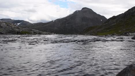 Fluss-Oder-Bach,-Der-Durch-Eine-Malerische-Bergregion-In-Norwegen-Fließt