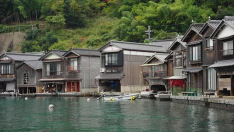 Bootshäuser-Im-Norden-Von-Kyoto,-Japan