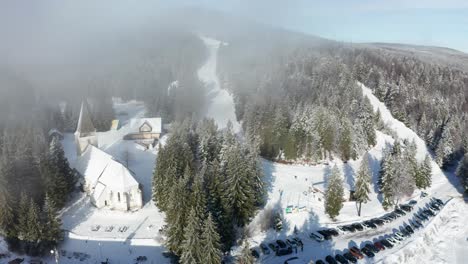 Vista-Aérea-De-Las-Pistas-De-Esquí,-Estación-De-Invierno-Trije-Kralji-En-Pohorje,-Eslovenia,-Pocas-Personas-Debido-A-Las-Restricciones-De-Covid-Pueden-Disfrutar-De-Actividades-Al-Aire-Libre