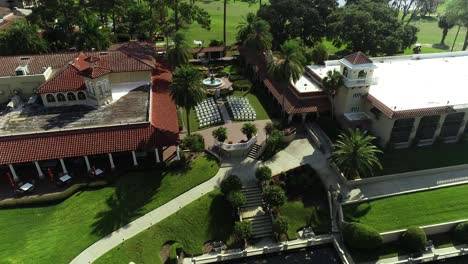 Luftaufnahme-Von-Stühlen,-Die-An-Einem-Sonnigen-Tag-In-Florida-Für-Die-Hochzeitszeremonie-Im-Luxusresort-Aufgestellt-Wurden