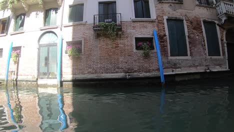 Dar-Un-Paseo-En-Góndola-En-Venecia,-Italia-Es-Un-Must-Cuando-Visitas-Esta-Ciudad