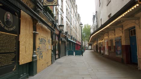 Lockdown-in-London,-boarded-up-pubs-and-bars-closed-in-Covent-Garden-West-End,-during-the-Coronavirus-pandemic-2020