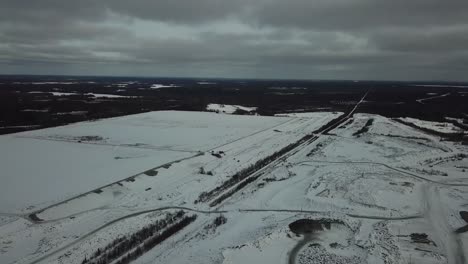 Riesige-Wald--Und-Altstadtlandschaft-In-Kanada,-Öl-–-Drohnen-4K-Luftaufnahme