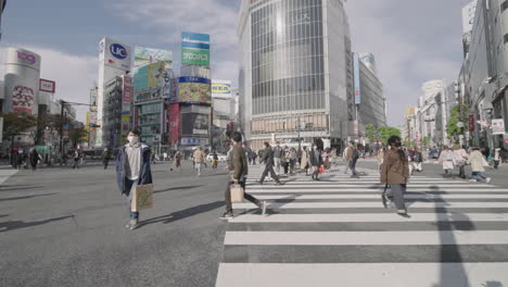 Hiperlapso-De-Japoneses-En-El-Cruce-De-Shibuya-En-Un-Ajetreado-Día-Soleado-Durante-La-Pandemia-En-Tokio---Toma-De-Bajo-Nivel