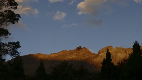 Timelapse-De-Nubes-Pasando-Sobre-El-Cerro-Piltriquitron-Enmarcado-Por-Vegetación,-El-Bolsón,-Patagonia-Argentina