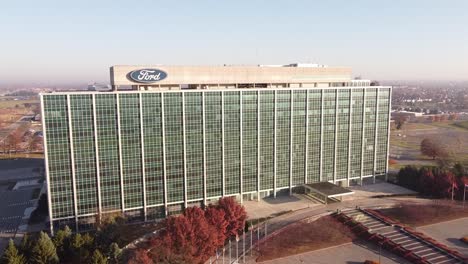 Außenansicht-Des-Bürogebäudes-Des-Welthauptsitzes-Der-Ford-Motor-Company-In-Einer-Städtischen-Landschaft-In-Dearborn,-Michigan
