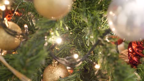 árbol-De-Navidad-De-Santa-Claus-Con-Adornos-Y-Regalos-De-Luces-Español-En-Invierno