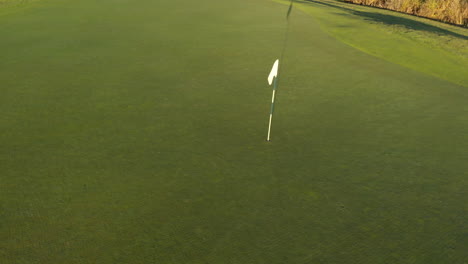 Bewegen-Sie-Sich-Seitwärts-Entlang-Eines-Grünen-Golfplatzes-Und-Beobachten-Sie-Eine-Weiße-Flagge
