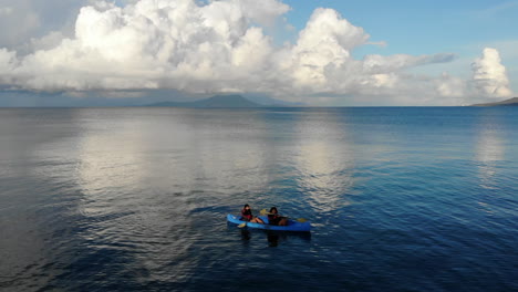 Vista-Aérea-De-Kayakistas-Remando