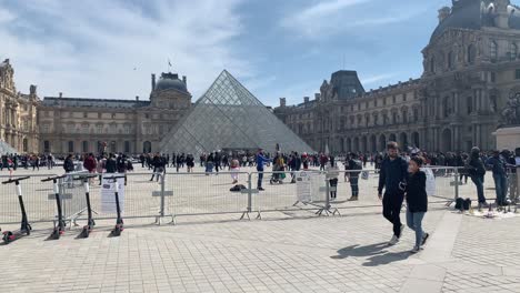 Die-Weltberühmte-Glaspyramide-Des-Louvre-Museums-In-Paris,-Frankreich,-Umgeben-Von-Touristen