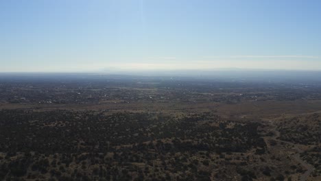 Albuquerque-überblickt-Die-Luftaufnahme-Von-Bäumen-Und-Der-Wüste